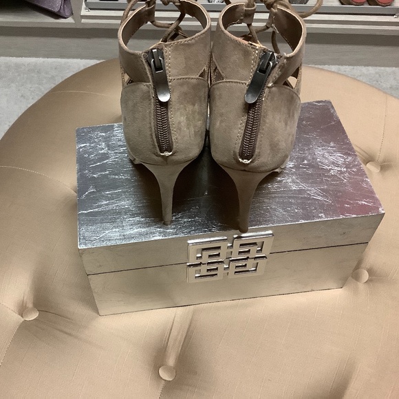 Chinese Laundry Taupe Suede Heels size 7 - Picture 3 of 4